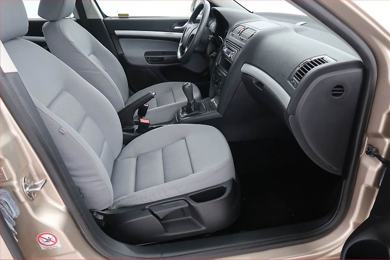 Škoda Octavia (2005) Ambiente 1.6, nová STK - fotka 9 z 14