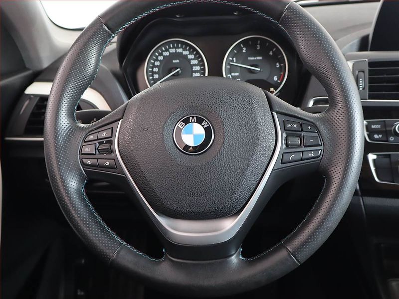 BMW Řada 1 (2016) Urban Line 118d, Automat - fotka 19 z 23