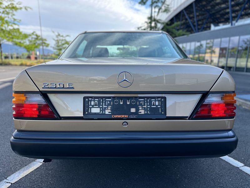 Mercedes-Benz 124 (1986) 230E 97kw - fotka 6 z 50