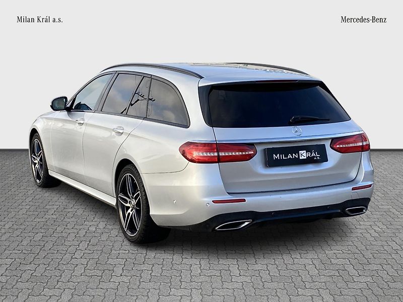 Mercedes-Benz Třídy E E 220d 4MATIC AMG - fotka 3 z 28