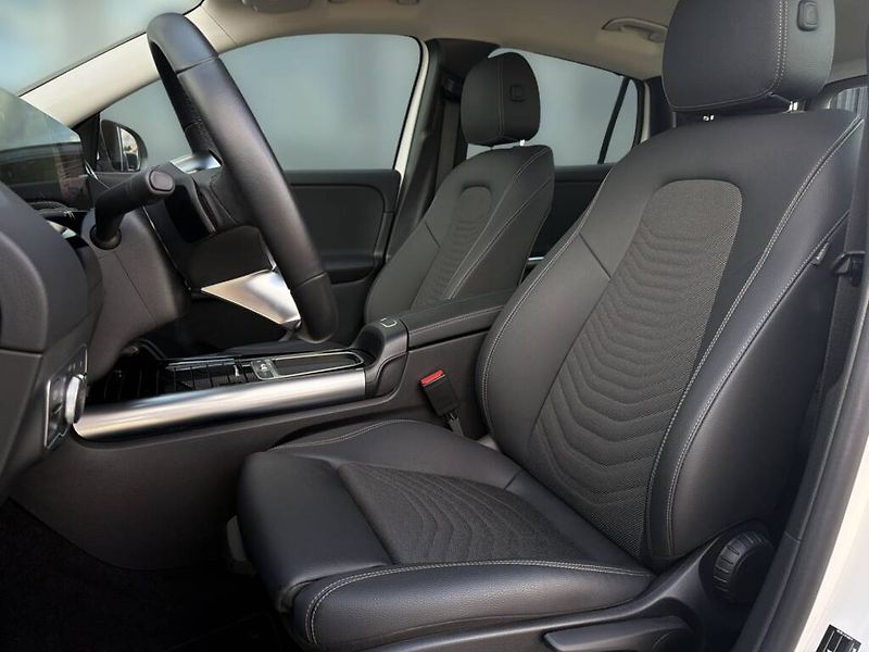 Mercedes-Benz GLA (2025) 200 d 4M - fotka 10 z 27