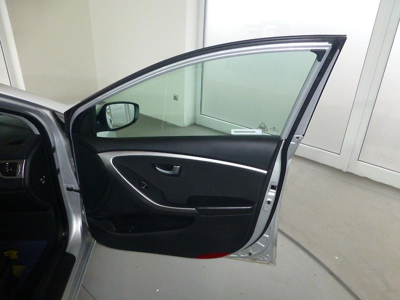 Hyundai i30 (2013) 1,6CRDI*ALU**VYHŘ.SED***KAMERA - fotka 17 z 25