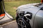 Na energii dobitou ze zásuvky ujede plug-in hybrid přes 60 kilometrů