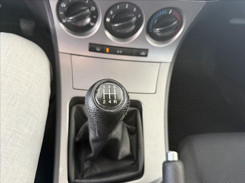 Mazda 3 1,6   77kW,SENZORY - fotka 18 z 21