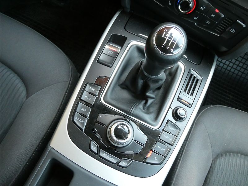 Audi A4 2,0 TDi 125kW serviska,NAVI - fotka 28 z 40