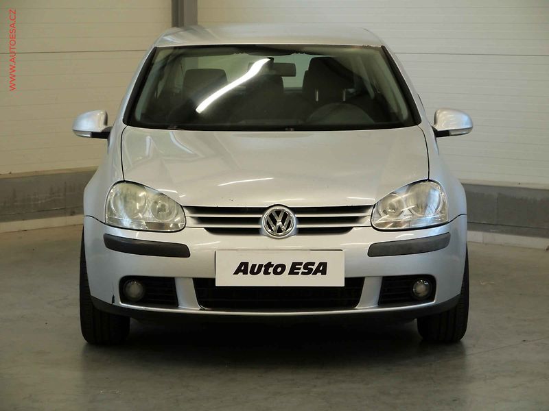 Volkswagen Golf (2004) 1.6i, 2.maj,ČR, AC, STK6/28 - fotka 2 z 17