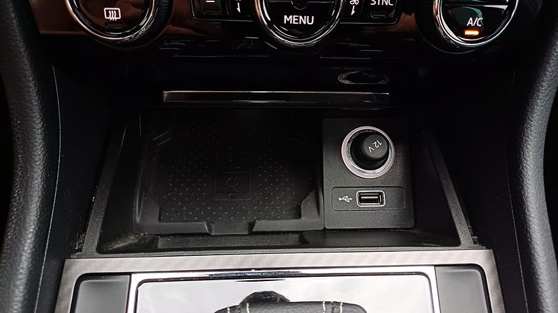 Škoda Superb 2.0TDI 140kW 4x4-WEBA-PANO-DPH - fotka 30 z 49