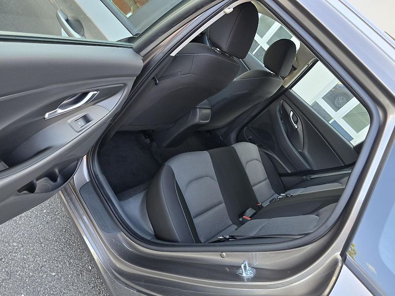 Hyundai i30 COMFORT / LED KAMERA NAVI - fotka 31 z 37