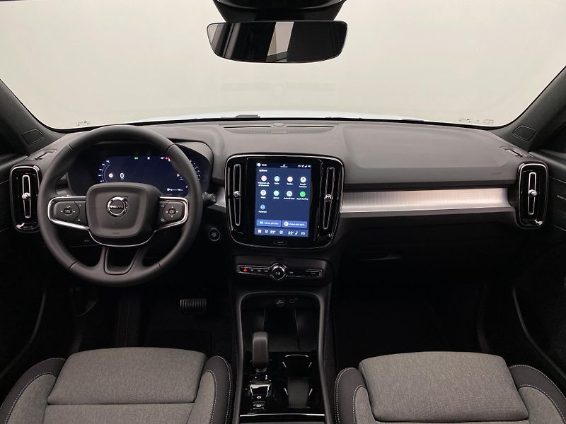 Volvo XC40 (2025) B3 AUT DARK PLUS - fotka 2 z 64