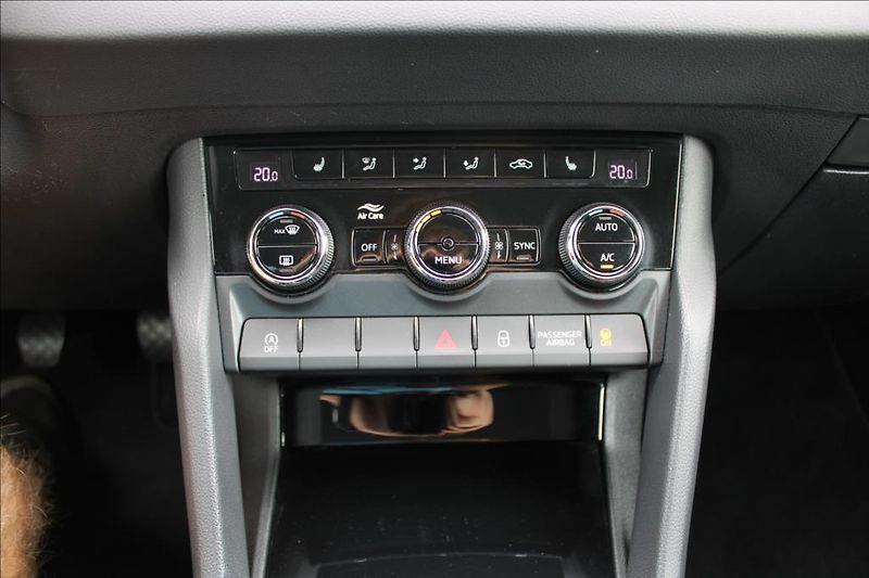 Škoda Karoq 2,0 TDi  DPH, ČR, SERVISKA - fotka 18 z 33