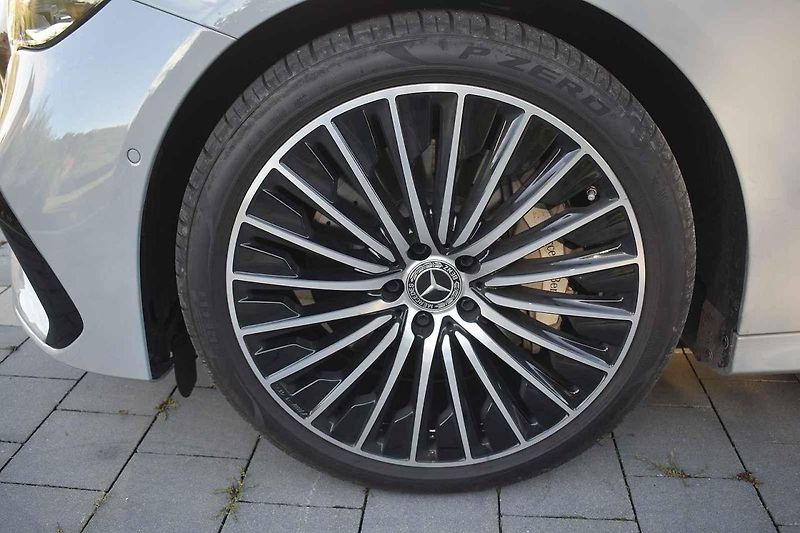 Nový Mercedes-E je současně důstojný i naprosto moderní