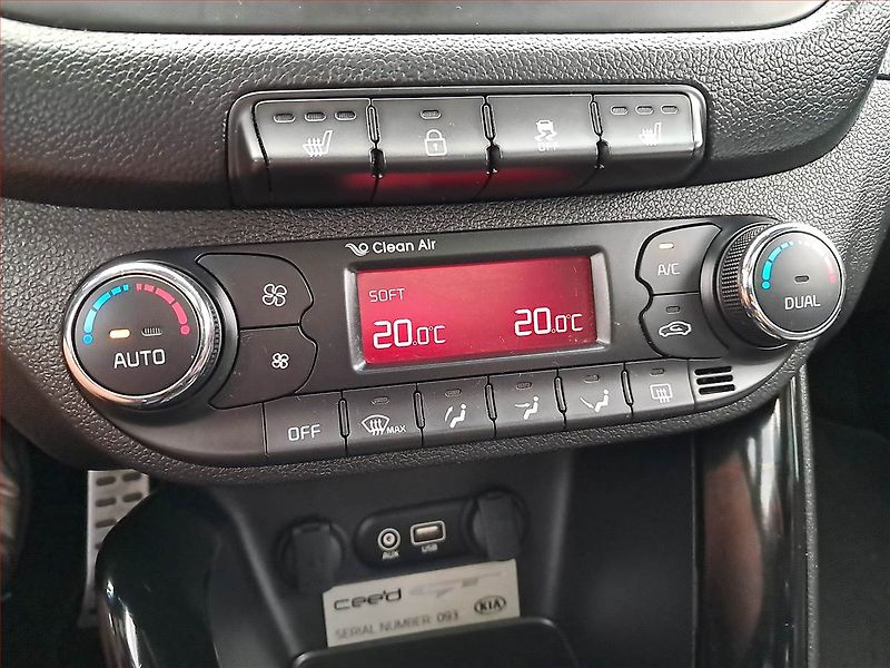 Kia Ceed (2017) 1.6 T-GDI GT, Serv.kniha, Kůže - fotka 13 z 21