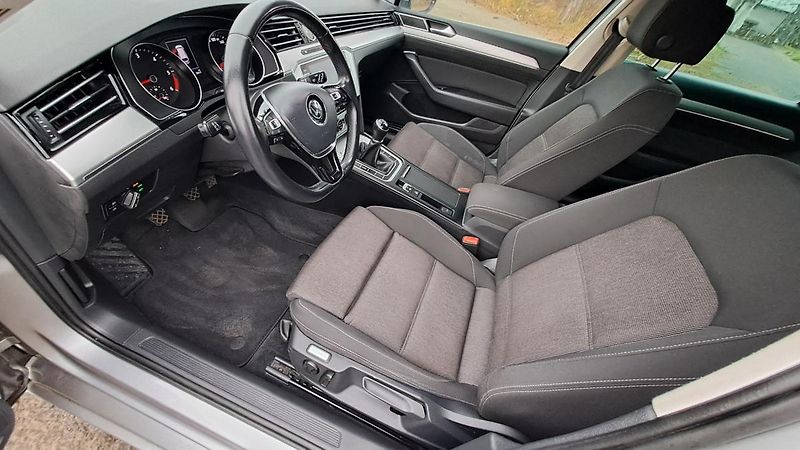 Volkswagen Passat 1.6 TDI ComfortLine Business - fotka 24 z 36
