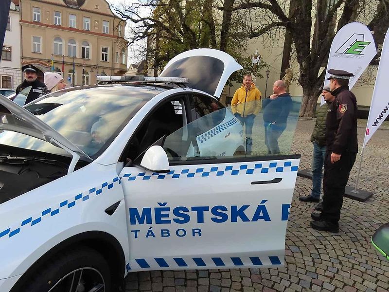 Vozový park Městské policie Tábor jako první v republice rozšiřil elektromobil Tesla Y zhruba za 1,3 milionu. Oficiální představení zásahového vozu veřejnosti se uskutečnilo ve středu 20. listopadu odpoledne na Žižkově náměstí.