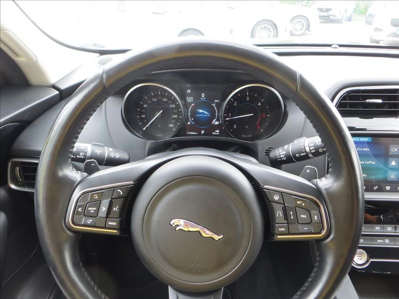 Jaguar F-Pace 2,0 20D 132KW,PURE AWD,DPH,ČR - fotka 22 z 25
