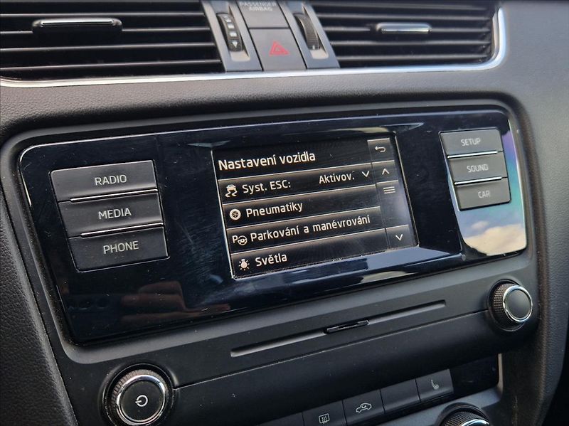 Škoda Octavia 1,6 TDI VÝHŘEV NEZ.TOPE XENONY - fotka 29 z 34
