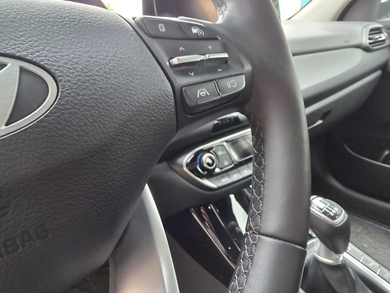 Hyundai i30 1.5-1.MAJITEL-NAVI-KAMERA - fotka 19 z 26
