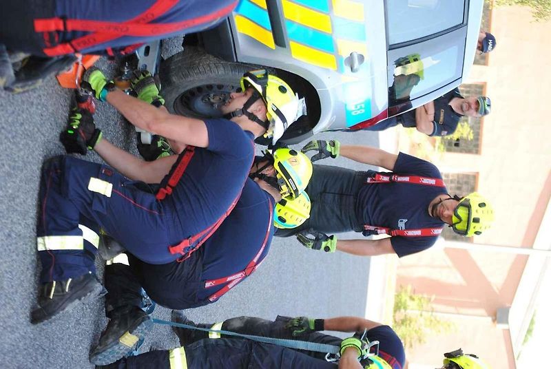 Hasiči se v rámci cvičení Rescue meeting zdokonalovali ve vyprošťování osob z auta, ale také jak uhasit elektromobil - především baterii.