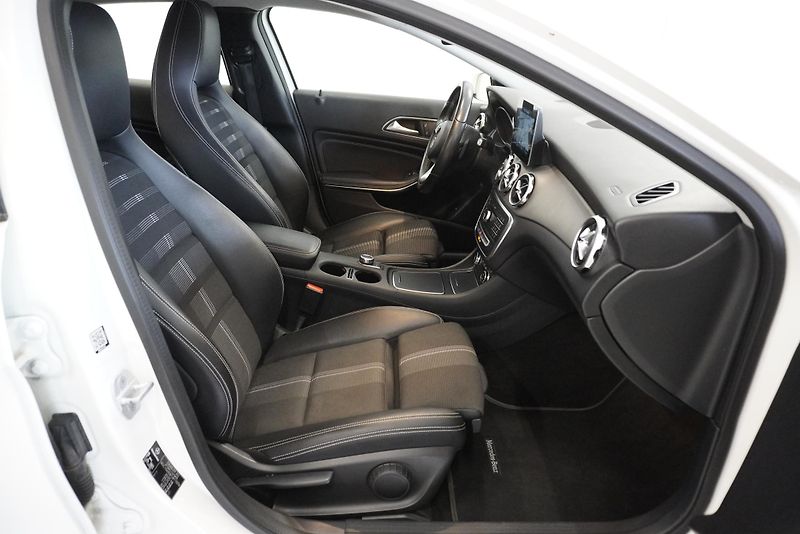 Mercedes-Benz GLA 200 2.2D 100 kW AUTOMAT - fotka 30 z 32