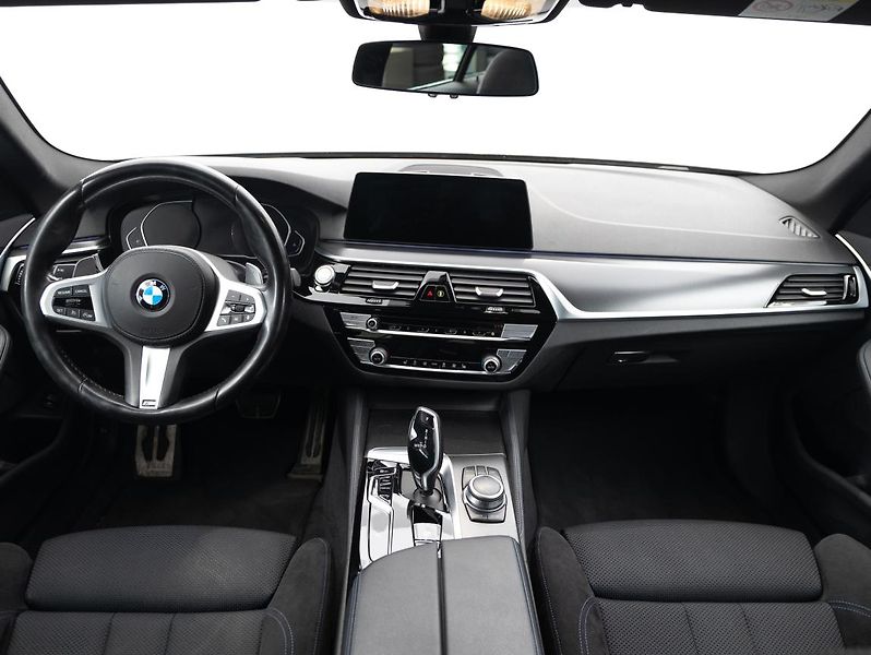 BMW Řada 5 520d xDrive - fotka 13 z 22
