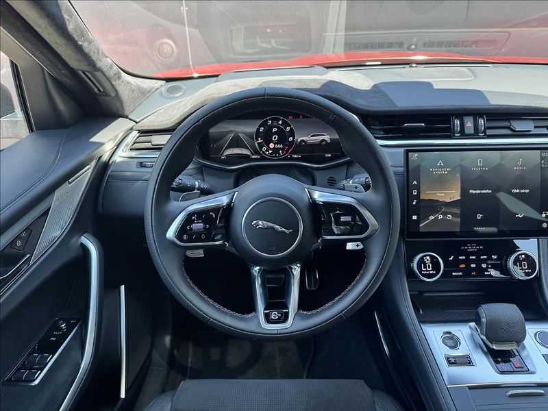 Jaguar F-Pace 5,0 SVR P575 AT AWD MY25.5 ČR - fotka 16 z 39