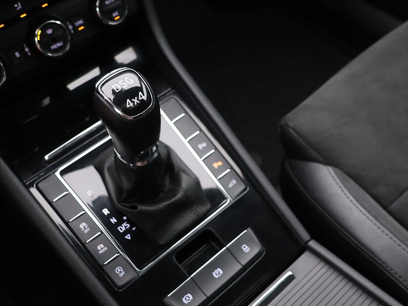 Škoda Superb 2.0 TDI 140kW 4x4 Style CZ - fotka 28 z 40