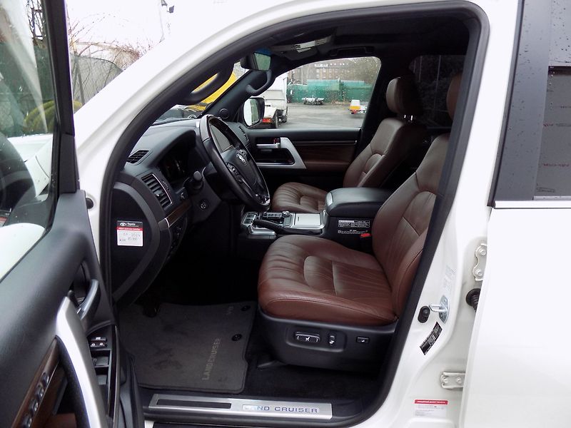 Toyota Land Cruiser (2020) 200/4.5/V8/Executive Lounge/ - fotka 12 z 45