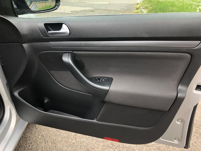 Volkswagen Golf Variant (2011) 2,0TDi STYLE nez. rezervace - fotka 40 z 68