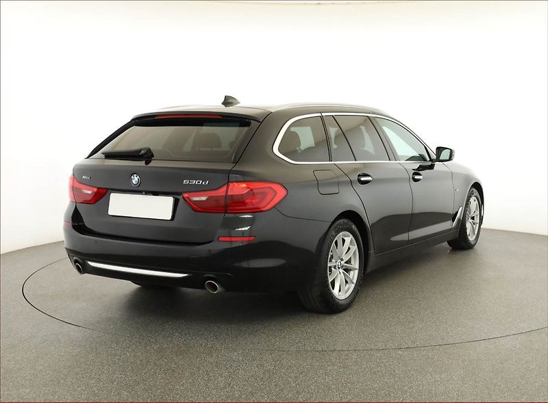 BMW Řada 5 (2018) Luxury Line 530d xDrive - fotka 5 z 18