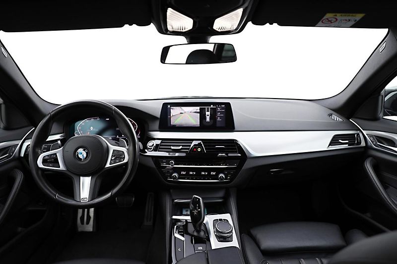BMW Řada 5 520d xDrive Touring - fotka 18 z 22