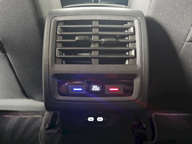 Volkswagen Golf (2021) 1,5 TSI EVO 150K STYLE - fotka 36 z 39
