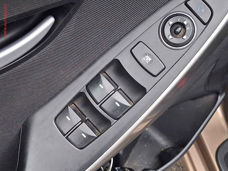 Hyundai i30 (2014) 1.6GDi, 1.maj,ČR, Výhř.sed. - fotka 11 z 16