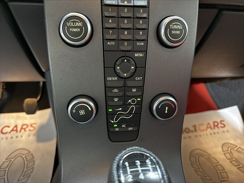 Volvo C30 1,8   i KLIMATIZACE SERVIS ALU - fotka 11 z 19