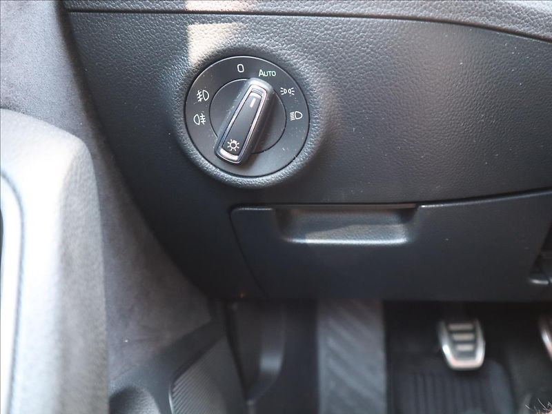 Škoda Superb 2,0 TDI SportLine Kamera ACC - fotka 11 z 36