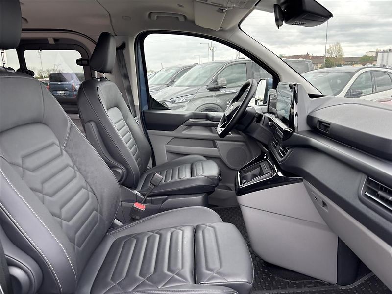 Ford Tourneo Custom 2,0 EcoBlue 125kW L2 Titanium - fotka 17 z 47