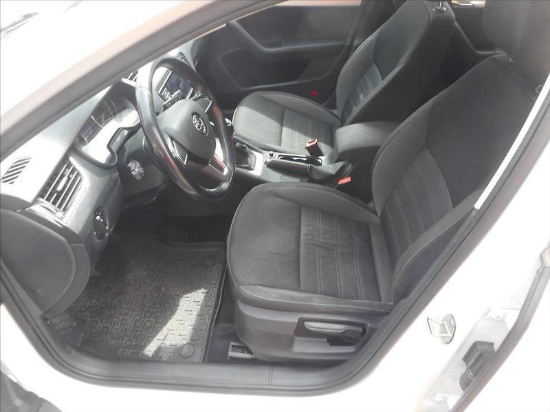 Škoda Octavia 1,6 TDi - fotka 17 z 22