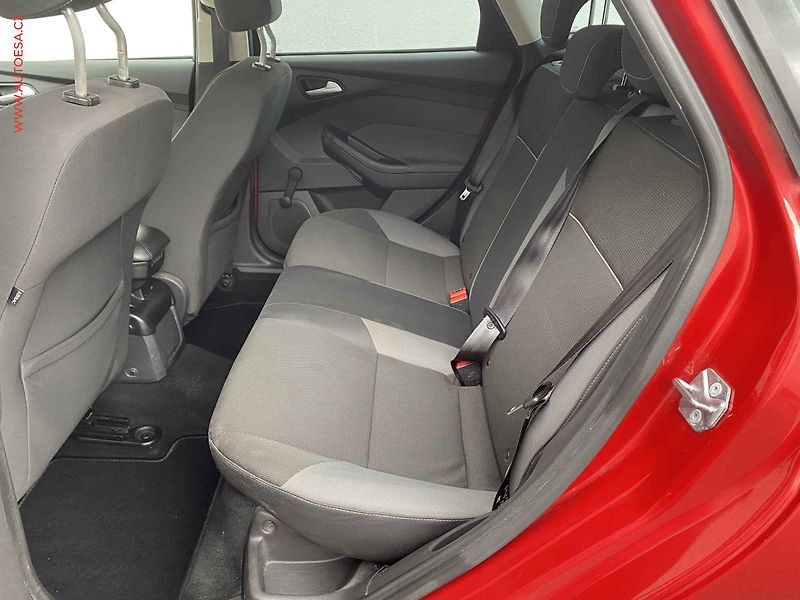 Ford Focus (2011) 1.6i16V, ČR, AC, park.asist - fotka 10 z 17