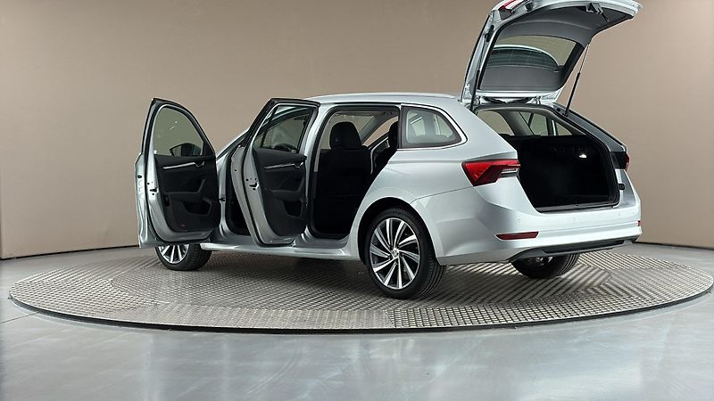 Škoda Octavia 2.0 TDI DSG Style Combi - fotka 7 z 26