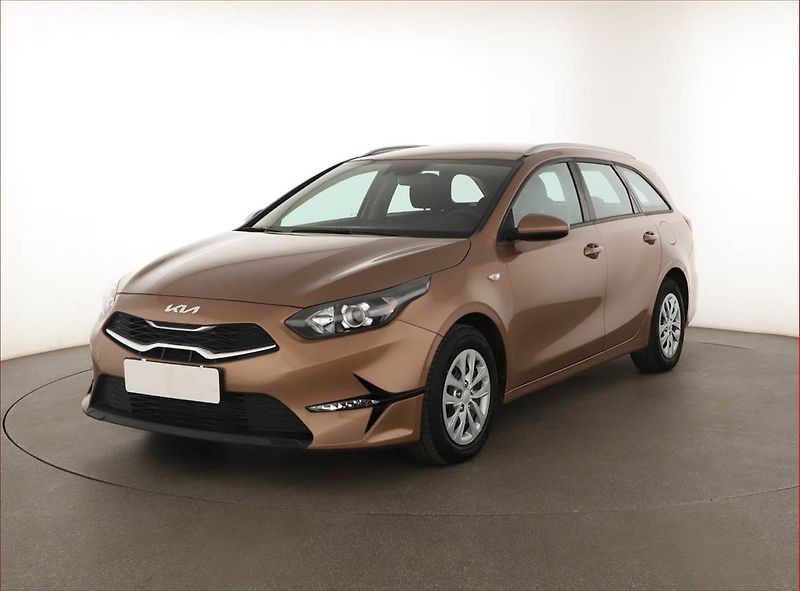 Kia Ceed (2022) Fresh 1.0 T-GDI, ČR,1.maj - fotka 2 z 13