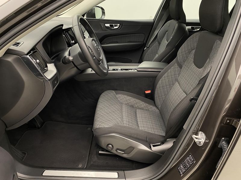 Volvo XC60 B4 CORE AUT CZ - fotka 3 z 45