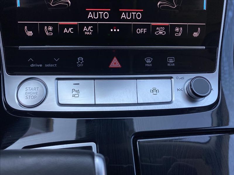 Audi Q8 3,0 55TFSi quattro Sport - fotka 35 z 47