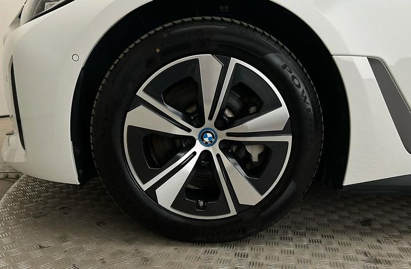 BMW i4 eDrive40 GC Kamera Auto. Park. - fotka 12 z 23