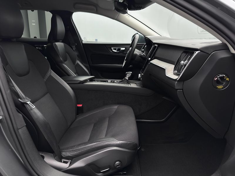 Volvo V60 CC D4 AWD MOMNETUM CZ 1.maj - fotka 26 z 44
