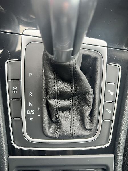 Volkswagen Golf IQ.DRIVE 1.6TDi DSG KLIMA ALU - fotka 33 z 55