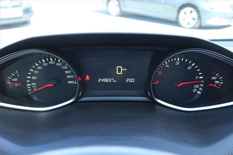 Peugeot 308 (2015) 1.6 e-HDi, Navi, Tempomat - fotka 11 z 21