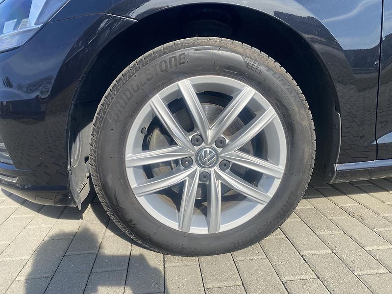 Volkswagen Golf 1.6TDi,PLNÁ VÝB.SUPER STAV!! - fotka 9 z 48