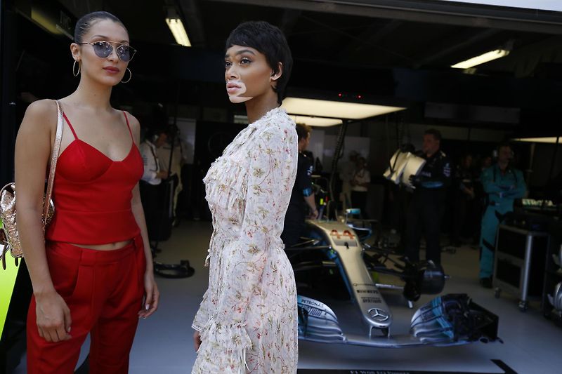 F1 2017 GP Monaka - Ferrari slaví vítězství v Monaku po 16 letech, Kimi Raikkonen (uprostřed) zklamaně přijímá 2. místo