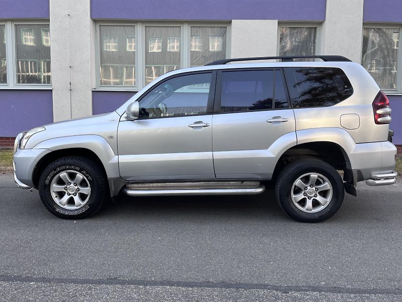 Toyota Land Cruiser 120 3,0D 4WD/automat 8-míst/ČR - fotka 2 z 39