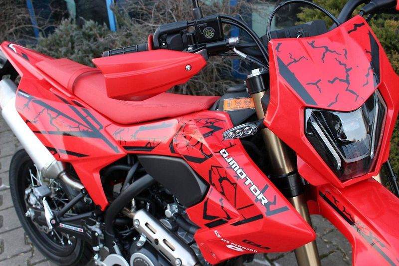 QJ Motor (2026) COV 125  MOTARD  2026 NOVINKA - fotka 2 z 9