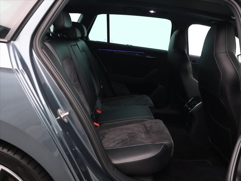 Škoda Superb 2,0 TDI 140kW DSG Sportline 4x - fotka 13 z 31